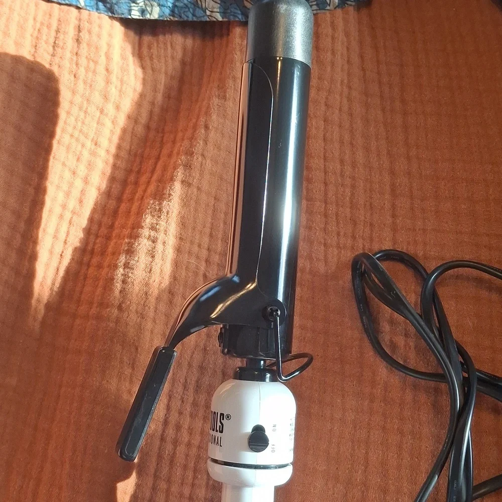 Hot Tools Pro Artist Nano Ceramic 1 1/4" Curling Iron - Picture 5 of 5